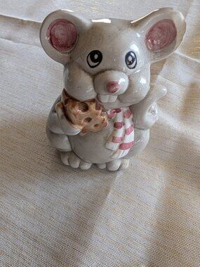 Vintage ceramic parmesan / Baking soda shaker shaped like a mouse holding Cheese
